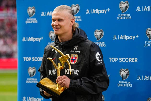 Football, private international match Norway Switzerland Oslo, Norway 20260331 Erling Braut Haaland receives an award before the private international football match between Norway and Switzerland at Ullevaal Stadium Photo Fredrik Varfjell NTB Oslo Norway EDITORIAL USE ONLY RESTRICTED USE FOR BETTING COMPANIES  Copyright: xFredrikxVarfjellx xNTBx