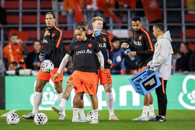 EINDHOVEN - (lr) Virgil van Dijk of the Netherlands, Xavi Simons of the Netherlands, Jerdy Schouten of the Netherlands and Denzel Dumfries of the Netherlands prior to the friendly international match, Länderspiel, Nationalmannschaft between the Netherlands and Ecuador at the Philips Stadium on March 31, 2026 in Eindhoven, the Netherlands. ROBIN VAN LONKHUIJSEN ANP International Friendly, Länderspiel, Nationalmannschaft 2025-2026 xVIxANPxSportx xxANPxIVx 554815893 originalFilename: 554815893