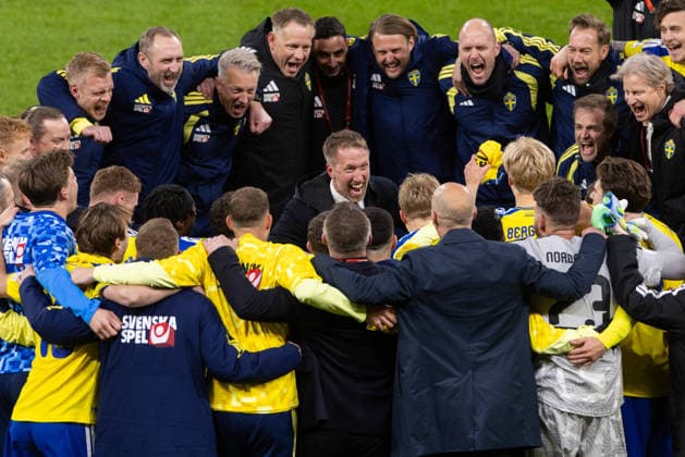 260331 Head coach Graham Potter of Sweden celebrates with players after the FIFA World Cup Qualifier play off final football match between Sweden and Poland on March 31, 2026 in Stockholm Photo Kenta Jönsson BILDBYRAN COP 210 JM0814 bbeng fotboll football soccer fotball vm kval fifa world cup qualifier playoff play off final sverige sweden sverige a polen poland celebration jubel  Copyright: KENTAxJÖNSSON BB260331KJ065