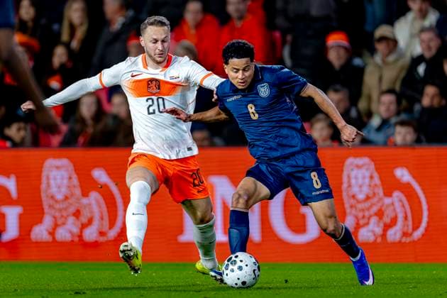 EINDHOVEN Teun Koopmeiners of the Netherlands, Anthony Valencia of Ecuador during the friendly international match between the Netherlands and Ecuador on March 31, 2026, at Philips Stadium, the Netherlands Photo by DeFodi Images