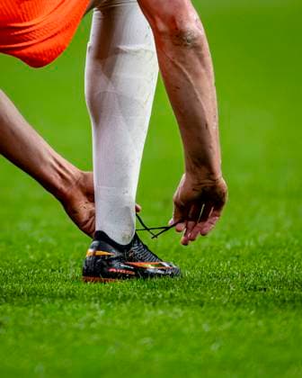EINDHOVEN Micky van de Ven of the Netherlands laces up during the friendly international match between the Netherlands and Ecuador on March 31, 2026, at Philips Stadium, Netherlands Photo by Stefan Koops EYE4IMAGES DeFodi Images