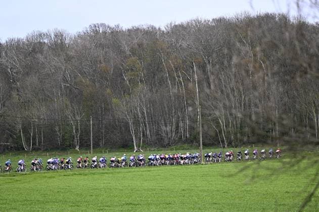 The pack of riders pictured in action during the men elite race of the Dwars Door Vlaanderen cycling event, 184,6km from Roeselare to Waregem, Wednesday 01 April 2026. JASPERxJACOBS  x169497093x