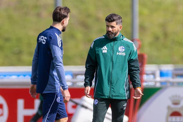 01 04 2026, Football, Training of FC Schalke 04 v l Kenan Karaman FC Schalke 04 talks to coach Miron Muslic FC Schalke 04 Gelsenkirchen Training ground FC Schalke 04 NRW Germany xRHR PHOTO YYx Copyright: RHR-FOTOx RHR-FOTO YY
