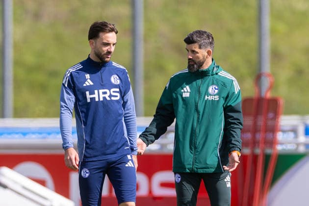01 04 2026, Football, Training of FC Schalke 04 v l Kenan Karaman FC Schalke 04 talks to coach Miron Muslic FC Schalke 04 Gelsenkirchen Training ground FC Schalke 04 NRW Germany xRHR PHOTO YYx Copyright: RHR-FOTOx RHR-FOTO YY