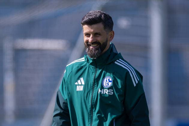 01 04 2026, Football, Training of FC Schalke 04 Coach Miron Muslic FC Schalke 04 laughs Gelsenkirchen Training ground FC Schalke 04 NRW Germany xRHR PHOTO YYx Copyright: RHR-FOTOx RHR-FOTO YY