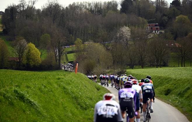 The pack of riders pictured in action during the men elite race of the Dwars Door Vlaanderen cycling event, 184,6km from Roeselare to Waregem, Wednesday 01 April 2026. POOLxTOMASxSISK  x169505047x