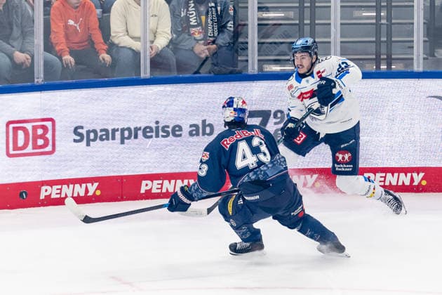 Fight for the puck duel between Phillip Sinn EHC Red Bull Muenchen, 43 and Jakin Smallwood ERC Ingolstadt, 23 GER, EHC Red Bull Muenchen vs ERC Ingolstadt, Ice Hockey, DEL, Playoffs, Quarterfinals Game 5, Season 2025 2026, 02 04 2026 GER, EHC Red Bull Muenchen vs ERC Ingolstadt, Ice Hockey, DEL, Playoffs, Quarterfinals Game 5, Season 2025 2026, 02 04 2026 Muenchen Copyright: xEibner-Pressefoto FranzxFeinerx EP_HFR