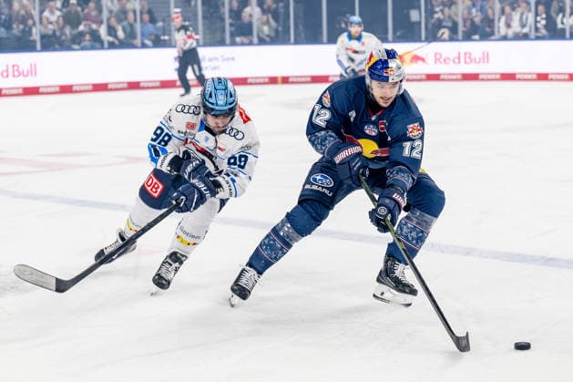 Battle for the puck duel between Peter Abbandonato ERC Ingolstadt, 98 and Brady Ferguson EHC Red Bull Muenchen, 12 GER, EHC Red Bull Muenchen vs ERC Ingolstadt, Ice Hockey, DEL, Playoffs, Quarterfinals Game 5, Season 2025 2026, 02 04 2026 GER, EHC Red Bull Muenchen vs ERC Ingolstadt, Ice Hockey, DEL, Playoffs, Quarterfinals Game 5, Season 2025 2026, 02 04 2026 Muenchen Copyright: xEibner-Pressefoto HeikexFeinerx EP_HFR