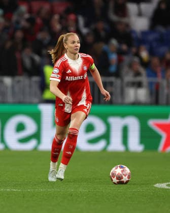 Glodis Perla Viggosdottir , FC Bayern München Manchester United, ManU Frauen , Viertelfinale , Women Champions League , Fußball , in den Allianz Arena Stadion , in München , Bayern , Deutschland. April 01 , 2026 . Photo by: Davide Elias IPA Photo Pressefoto DENL Copyright: xDavidexEliasx