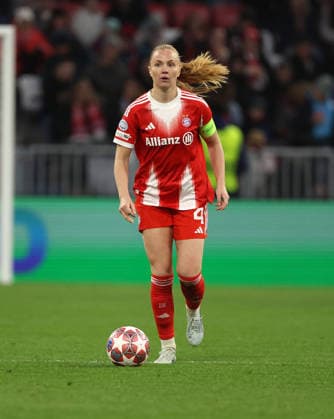 Glodis Perla Viggosdottir , FC Bayern München Manchester United, ManU Frauen , Viertelfinale , Women Champions League , Fußball , in den Allianz Arena Stadion , in München , Bayern , Deutschland. April 01 , 2026 . Photo by: Davide Elias IPA Photo Pressefoto DENL Copyright: xDavidexEliasx