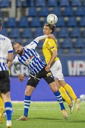EINDHOVEN , 03-04-2026 , Jan Louwers Stadium , season 2025 2026 , Dutch Keukenkampioendivisie football , FC Eindhoven - De Graafschap , Picture shows De Graafschap player Thomas Kok FC Eindhoven player Kevin van Veen Eindhoven - Graafschap  x202818442x Copyright: