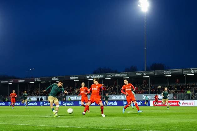 ALMERE , 03-04-2026 , Yanmar stadium , season 2025 2026 , Dutch Keuken Kampioen Divisie football , match between Almere City and TOP Oss , Picture shows TOP Oss player Mert Erkan and Almere City FC player James Lawrence Almere City - TOP Oss  x202818491x Copyright: