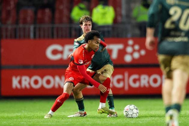 ALMERE , 03-04-2026 , Yanmar stadium , season 2025 2026 , Dutch Keuken Kampioen Divisie football , match between Almere City and TOP Oss , Picture shows Almere City FC player Jamie Jacobs and TOP Oss player Merijn van de Wiel Almere City - TOP Oss  x202818613x Copyright: