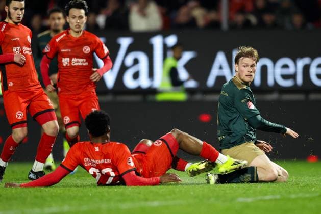 ALMERE , 03-04-2026 , Yanmar stadium , season 2025 2026 , Dutch Keuken Kampioen Divisie football , match between Almere City and TOP Oss , Picture shows Almere City FC player Emmanuel van de Blaak and TOP Oss player Tijmen Wildeboer Almere City - TOP Oss  x202818714x Copyright: