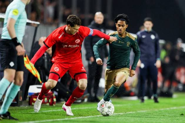 ALMERE , 03-04-2026 , Yanmar stadium , season 2025 2026 , Dutch Keuken Kampioen Divisie football , match between Almere City and TOP Oss , Picture shows Almere City FC player James Lawrence and TOP Oss player Mauresmo Hinoke Almere City - TOP Oss  x202818769x Copyright: