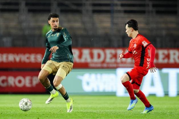 ALMERE , 03-04-2026 , Yanmar stadium , season 2025 2026 , Dutch Keuken Kampioen Divisie football , match between Almere City and TOP Oss , Picture shows TOP Oss player Mert Erkan and Almere City FC player Niko Takahashi Almere City - TOP Oss  x202818791x Copyright: