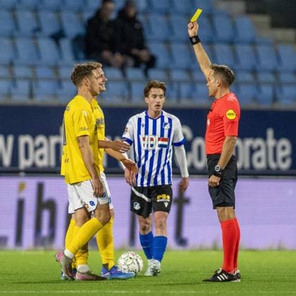 EINDHOVEN , 03-04-2026 , Jan Louwers Stadium , season 2025 2026 , Dutch Keukenkampioendivisie football , FC Eindhoven - De Graafschap , Picture shows referee Martin Perez shows yellow card to De Graafschap player Jason Meerstadt Eindhoven - Graafschap  x202818923x Copyright: