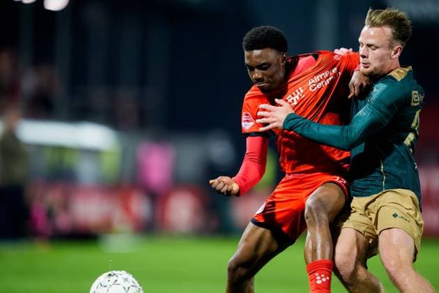 ALMERE , 03-04-2026 , Yanmar stadium , season 2025 2026 , Dutch Keuken Kampioen Divisie football , match between Almere City and TOP Oss , Picture shows Almere City FC player Emmanuel Poku and TOP Oss player Bryan van Hove Almere City - TOP Oss  x202819222x Copyright: