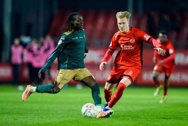 ALMERE , 03-04-2026 , Yanmar stadium , season 2025 2026 , Dutch Keuken Kampioen Divisie football , match between Almere City and TOP Oss , Picture shows TOP Oss player Marcelencio Esajas and Almere City FC player Julian Rijkhoff Almere City - TOP Oss  x202819269x Copyright: