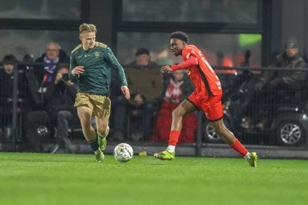 ALMERE , 03-04-2026 , Yanmar stadium , season 2025 2026 , Dutch Keuken Kampioen Divisie football , match between Almere City and Top Oss , picture shows Top Oss player Maxim Mariani Almere City FC player Emmanuel Poku Almere City - Top Oss  x202819282x Copyright: