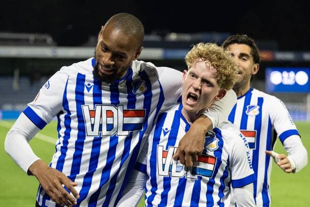 EINDHOVEN , 03-04-2026 , Jan Louwers Stadium , season 2025 2026 , Dutch Keukenkampioendivisie football , FC Eindhoven - De Graafschap , Picture shows FC Eindhoven player Sven Simons celebrates the 2-1 with FC Eindhoven player Rangelo Janga and FC Eindhoven player John Neeskens (r) Eindhoven - Graafschap  x202820879x Copyright:
