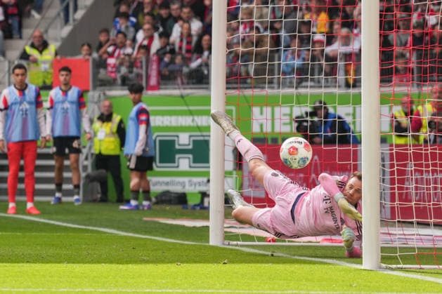 1 Bundesliga SC Freiburg vs FC Bayern Munich, 04 04 2026 Manuel Neuer FC Bayern Munich, 1 with a save 1 Bundesliga SC Freiburg vs FC Bayern Munich, Europa Park Stadion, 04 04 2026 DFB DFL REGULATIONS PROHIBIT ANY USE OF PHOTOGRAPHS AS IMAGE SEQUENCES AND OR QUASI VIDEO Copyright: xBEAUTIFULxSPORTS Boscox