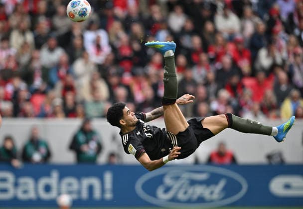 Fallrückzieher Luis Diaz Bayern München Aktion, Zweikampf, Fussball 1 Bundesliga, 28 Spieltag, SC Freiburg FC Bayern München, am 04 04 2026 in Freiburg Germany DFL regulations prohibit any use of photographs as image sequences and or quasi video Â