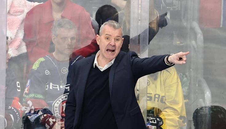 Coach Serge Aubin pointing, gesturing action upper body sport ice hockey penny DEL German Ice Hockey League Play Off quarter final 6 match season 2025 2026 04 04 2026 EHC Eisbären Berlin EBB vs Straubing Tigers
