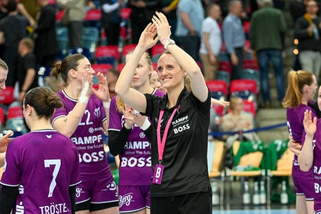 Miriam Hirsch TuS Metzingen, Coach is happy after the win in Oldenburg VfL Oldenburg vs TuS Metzingen, ALSCO Handball Bundesliga Women, 22 Matchday, Season 2025 2026, 04 04 2026, VfL Oldenburg vs TuS Metzingen, ALSCO Handball Bundesliga Women, 22 Matchday, Season 2025 2026, 04 04 2026 Oldenburg Copyright: xEibner-Pressefoto RobertxGertzenx EP_RGN