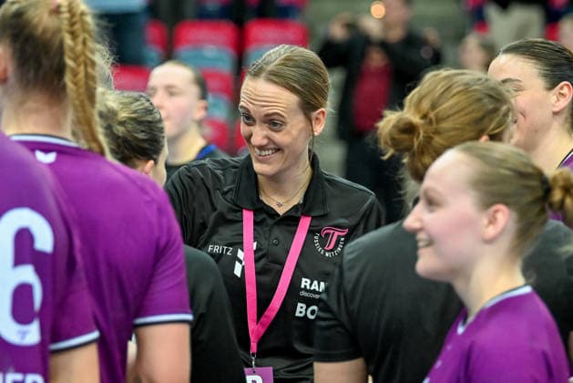 Miriam Hirsch TuS Metzingen, Coach is happy after the win in Oldenburg VfL Oldenburg vs TuS Metzingen, ALSCO Handball Bundesliga Women, 22 Matchday, Season 2025 2026, 04 04 2026, VfL Oldenburg vs TuS Metzingen, ALSCO Handball Bundesliga Women, 22 Matchday, Season 2025 2026, 04 04 2026 Oldenburg Copyright: xEibner-Pressefoto RobertxGertzenx EP_RGN