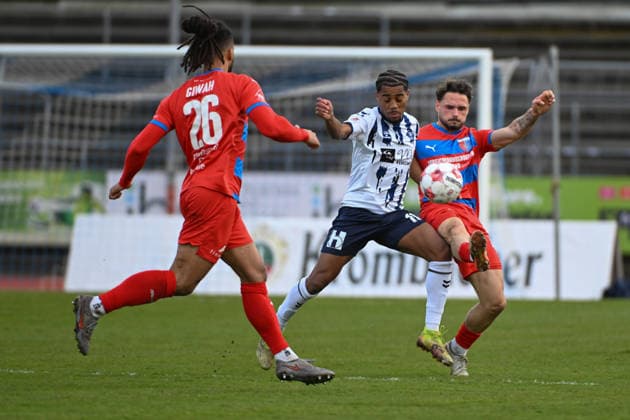 GER, Football, Krombacher Niedersachsenpokal, VfB Oldenburg vs SV Drochtersen Assel 04 04 2025, Marschwegstadion, Oldenburg, GER, Krombacher Niedersachsenpokal, Semifinal, VfB Oldenburg vs SV Drochtersen Assel, DFL regulations prohibit any use of photographs as image sequences and or quasi video, im Bild Zweikampf Aurel LOUBONGO M BOUNGOU VfB Oldenburg 11 vs Robin KÖLLE KOELLE SV Drochtersen Assel 44 nordphotoxgmbhx xRojahn nph00310