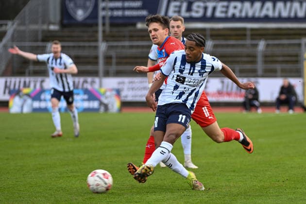 GER, Football, Krombacher Niedersachsenpokal, VfB Oldenburg vs SV Drochtersen Assel 04 04 2025, Marschwegstadion, Oldenburg, GER, Krombacher Niedersachsenpokal, Semi-final, VfB Oldenburg vs SV Drochtersen Assel, DFL regulations prohibit any use of photographs as image sequences and or quasi video, im Bild Aurel LOUBONGO M BOUNGOU VfB Oldenburg 11 Jorik WULFF SV Drochtersen Assel 11 nordphotoxgmbhx xRojahn nph00310