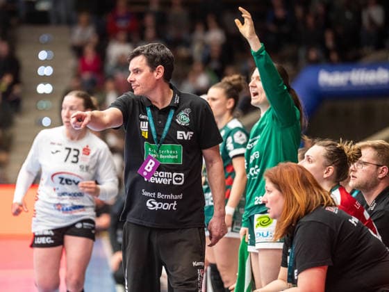 Nico Kiener, Head Coach Frisch Auf Women gives instructions to his team, Frisch Auf Goeppingen vs BSV Sachsen Zwickau, Handball, 1 Bundesliga, Season 2025 2026, 04 04 2026 Frisch Auf Goeppingen vs BSV Sachsen Zwickau, Handball, 1 Bundesliga, Season 2025 2026, 04 04 2026 Goeppingen Copyright: xMichaelxSchmidt Eibner-Pressefotx EP_MST