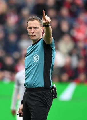 04 04 2026, xophax, Soccer 1 Bundesliga, Bayer 04 Leverkusen VfL Wolfsburg Referee Martin Petersen DFL DFB REGULATIONS PROHIBIT ANY USE OF PHOTOGRAPHS as IMAGE SEQUENCES and or QUASI VIDEO Leverkusen