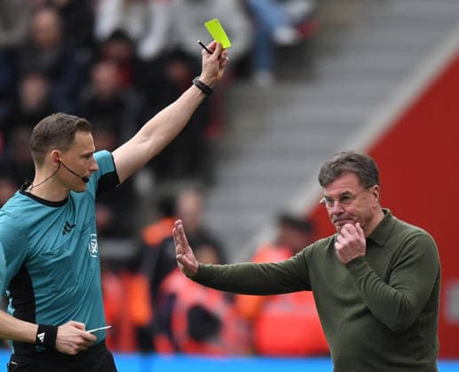 04 04 2026, xophax, Soccer 1 Bundesliga, Bayer 04 Leverkusen VfL Wolfsburg Coach Dieter Hecking gets yellow card from referee Martin Petersen DFL DFB REGULATIONS PROHIBIT ANY USE OF PHOTOGRAPHS as IMAGE SEQUENCES and or QUASI VIDEO Leverkusen