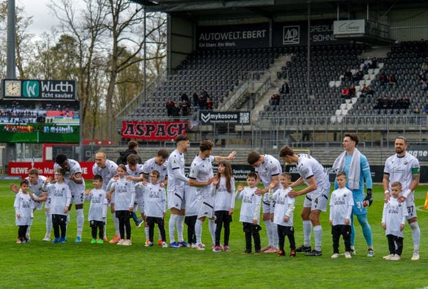 04 04 2026, xwppx, Soccer Regionalliga Suedwest, SV Sandhausen SG Sonnenhof Grossaspach v l Team Sandhausen DFL DFB REGULATIONS PROHIBIT ANY USE OF PHOTOGRAPHS as IMAGE SEQUENCES and or QUASI VIDEO Sandhausen