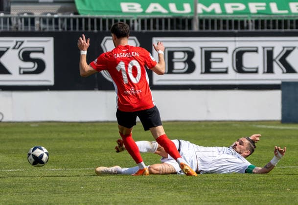 04 04 2026, xwppx, Soccer Regionalliga Suedwest, SV Sandhausen SG Sonnenhof Grossaspach v l Mert Tasdelen SG Sonnenhof Grossaspach , Pascal Testroet SV Sandhausen DFL DFB REGULATIONS PROHIBIT ANY USE OF PHOTOGRAPHS as IMAGE SEQUENCES and or QUASI VIDEO Sandhausen