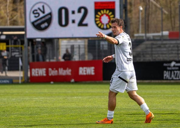04 04 2026, xwppx, Soccer Regionalliga Suedwest, SV Sandhausen SG Sonnenhof Grossaspach v l Louis Kolbe SV Sandhausen gives instructions DFL DFB REGULATIONS PROHIBIT ANY USE OF PHOTOGRAPHS as IMAGE SEQUENCES and or QUASI VIDEO Sandhausen