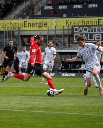 04 04 2026, xwppx, Soccer Regionalliga Suedwest, SV Sandhausen SG Sonnenhof Grossaspach v l Fabian Eisele SG Sonnenhof Grossaspach , Pablo Zahnen Martinez SV Sandhausen DFL DFB REGULATIONS PROHIBIT ANY USE OF PHOTOGRAPHS as IMAGE SEQUENCES and or QUASI VIDEO Sandhausen