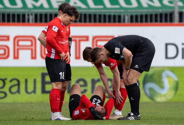 04 04 2026, xwppx, Soccer Regionalliga Suedwest, SV Sandhausen SG Sonnenhof Grossaspach v l Fabian Eisele SG Sonnenhof Grossaspach injured, injury,, referee Tim Waldinger DFL DFB REGULATIONS PROHIBIT ANY USE OF PHOTOGRAPHS as IMAGE SEQUENCES and or QUASI VIDEO Sandhausen