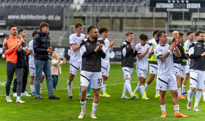 04 04 2026, xwppx, Soccer Regionalliga Suedwest, SV Sandhausen SG Sonnenhof Grossaspach v l Pascal Testroet SV Sandhausen and team thanks the fans DFL DFB REGULATIONS PROHIBIT ANY USE OF PHOTOGRAPHS as IMAGE SEQUENCES and or QUASI VIDEO Sandhausen
