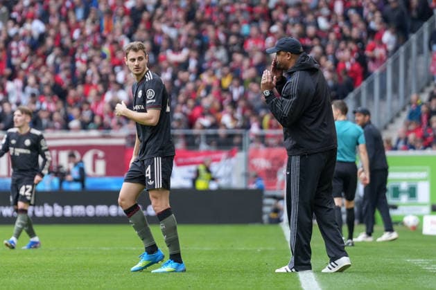 Vincent Kompany FC Bayern Munich, Head Coach in conversation with Josip StaniÅ¡iÄ‡ Josip Stanisic FC Bayern Munich, 44 , Germany, Football, 1 Bundesliga, 28 Matchday, 2025 2026, SC Freiburg vs FC Bayern Munich, 04 04 2026, Europa Park Stadion, Freiburg, Germany DFL REGULATIONS PROHIBIT ANY USE OF PHOTOGRAPHS AS IMAGE SEQUENCES AND OR QUASI VIDEO Freiburg Europa Park Stadion Baden Württemberg Germany Copyright: xArnexAmbergx