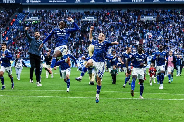 Sport, Football, 2 Bundesliga Season 2025 2026 28 Matchday FC Schalke 04 Karlsruher SC 05 04 2026, VELTINS Arena Miron Muslic Coach Schalke 04 Moussa Ndiaye FC Schalke 04, 16 Adli Aouchiche FC Schalke 04, 24 are happy about the victory after the game and are on their way to the fan curve Gelsenkirchen VELTINS Arena Nordrhein Westfalen Germany