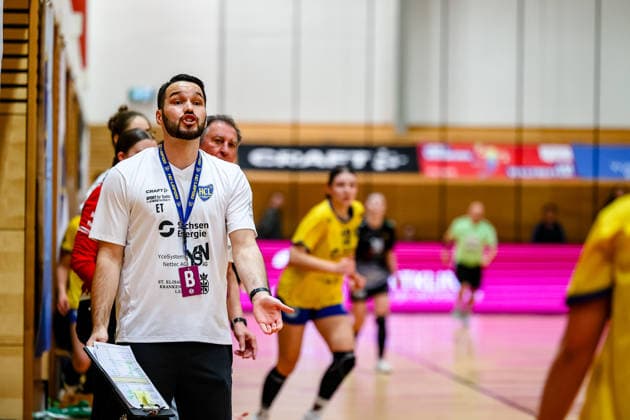 Erik Toepfer HC Leipzig, Head Coach gives instructions, gestures, HC Leipzig vs HC Roedertal, Handball, 2 Alsco Handball Bundesliga Women, Matchday 05, Season 2025 2026, 05 04 2026, HC Leipzig vs HC Roedertal, Handball, 2 Alsco Handball Bundesliga Women, Matchday 05, Season 2025 2026, 05 04 2026 Leipzig Copyright: xEibner-Pressefoto LauraxRoemerx EP_LRR