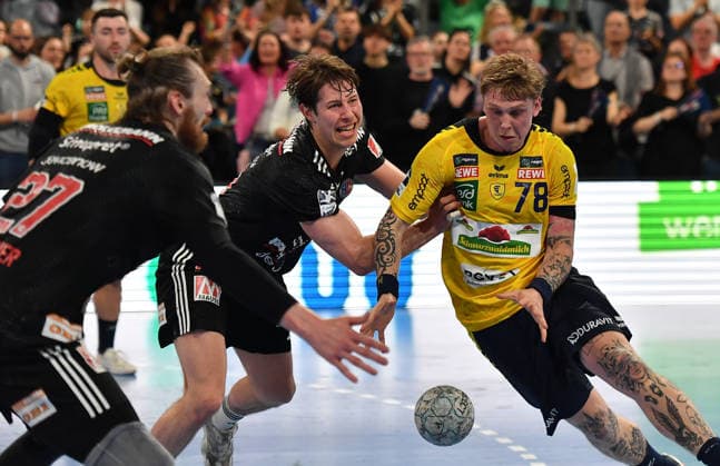 05 04 2026 Handball 1 Bundesliga DAIKIN HBL Season 2025 2026 27 Matchday HC Erlangen Metropolregion Nürnberg HCE Rhein Neckar Löwen OGo xogox Florian Scheerer 10, HC Erlangen HCE Edwin Aspenbäck 78, Rhein Neckar Löwen