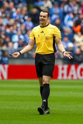 05 04 2026, GER, Soccer, Men, 2 BL, Season 2025 2026, FC Schalke 04 Karlsruher SC Referee Richard Hempel gestures, gestures Gelsenkirchen VELTINS Arena Nordrhein Westfalen Germany Copyright: xAdrianxSchlüterx