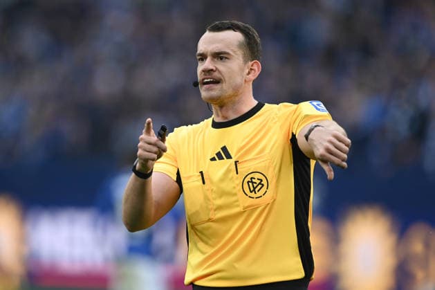 Referee Richard HEMPEL gestures, gestures, gestures, Football 2 Bundesliga, 28 Matchday, FC Schalke 04 GE Karlsruher SC KA 1 0 on 05 04 2026 in Gelsenkirchen Germany DFL regulations prohibit any use of photographs as image sequences and or quasi video Â