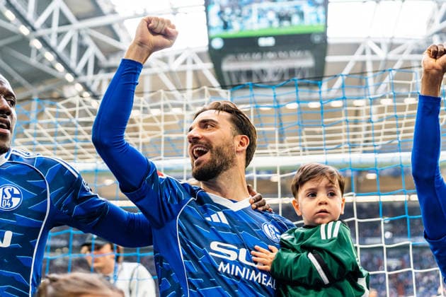 Germany 2 Bundesliga 2025 2026, 28 Matchday FC Schalke 04 vs Karlsruher SC 05 04 2026 Veltins Arena Gelsenkirchen, North Rhine-Westphalia Kenan Karaman Schalke 04, 19 Cheers Joy Emotions after the final whistle in front of the fans Copyright: xCelinaxLeiersx