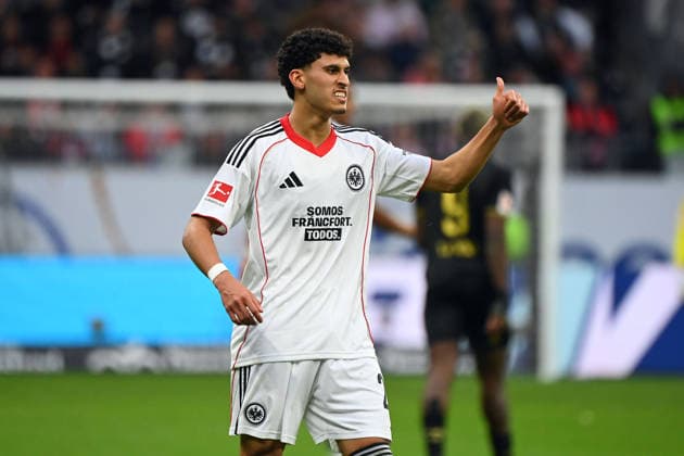 Ayoube Amaimouni Echghouyab Eintracht Frankfurt , gesture,thumb up,thumbs up action,single image,cropped single motif,half figure,half figure Football 1 Bundesliga Season 2025 2026, 28 Matchday, Matchday28 Eintracht Frankfurt 1 FC Koeln 2 2 on 05 04 2026 DEUTSCHE BANK PARK