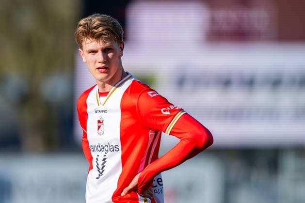 EMMEN , 06 04-2026 , Stadium Oude Meerdijk , season 2025 2026 , Dutch Keuken Kampioen Divisie football , match between FC Emmen and MVV , picture shows Fc Emmen player Chiel Sunder Emmen - MVV  x202877803x Copyright:
